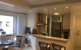 Amplo Terraço Gourmet- 250 m da Praia dos Ingleses- 02 Quartos